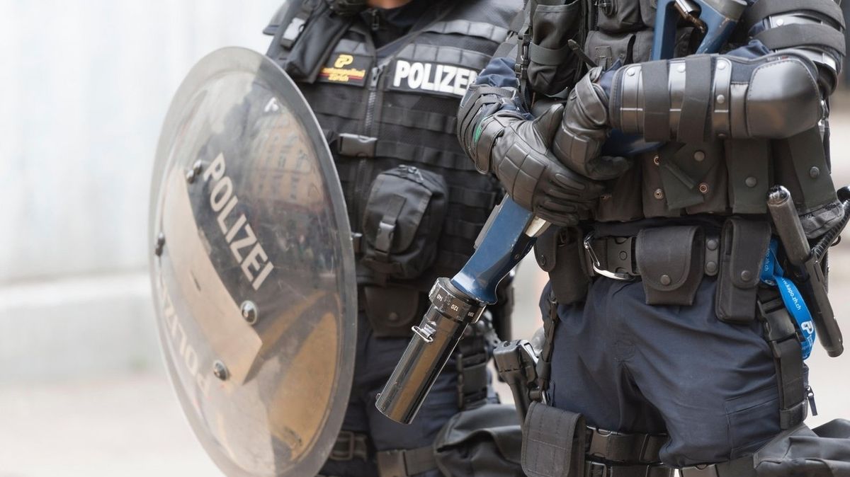 Odpůrci opatření v St. Gallen házeli Molotovovy koktejly, policie nasadila slzný plyn